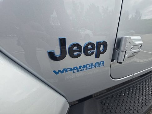 Used 2022 Jeep Wrangler Unlimited Sahara AWD/4WD image 10