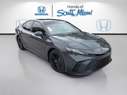 Used 2025 Toyota Camry SE FWD image 1