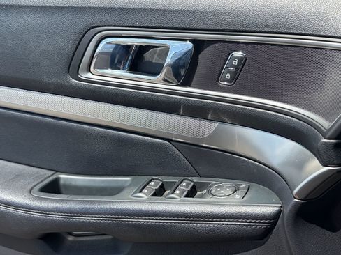 Used 2018 Ford Explorer XLT w/ Equipment Group 202A FWD image 8