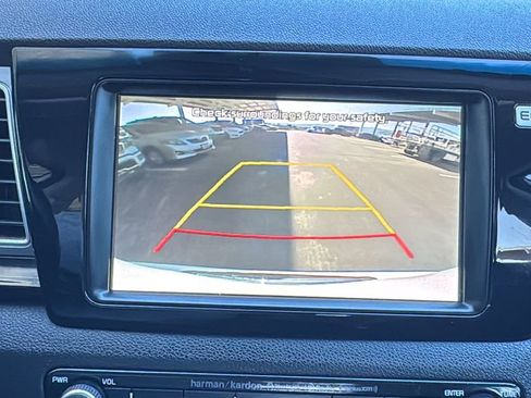Used 2017 Kia Niro EX image 16