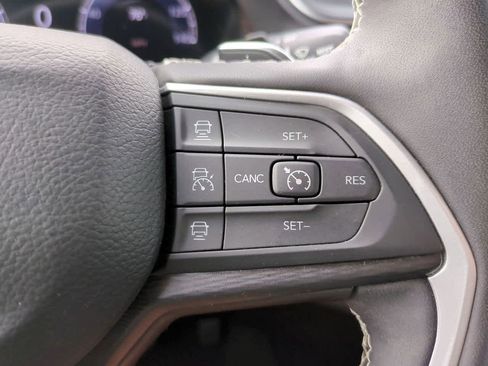 Used 2025 Jeep Grand Cherokee Altitude image 24