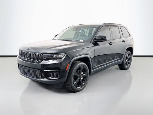 Used 2023 Jeep Grand Cherokee Altitude image 3