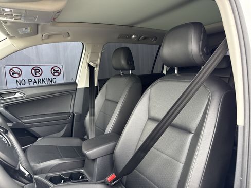 Used 2020 Volkswagen Tiguan SE w/ Panoramic Sunroof Package image 13
