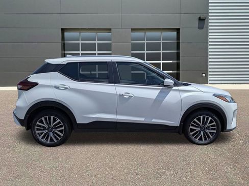 Used 2024 Nissan Kicks SV FWD image 4