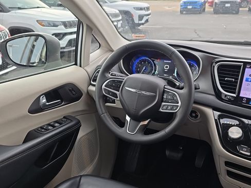 Used 2023 Chrysler Pacifica Touring-L FWD image 15
