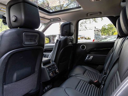 Used 2024 Land Rover Discovery S image 24