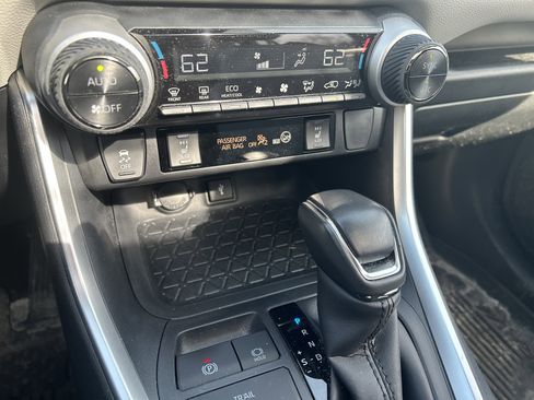 Used 2022 Toyota RAV4 XLE Premium image 32