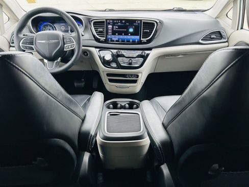 Used 2023 Chrysler Pacifica Touring-L image 24