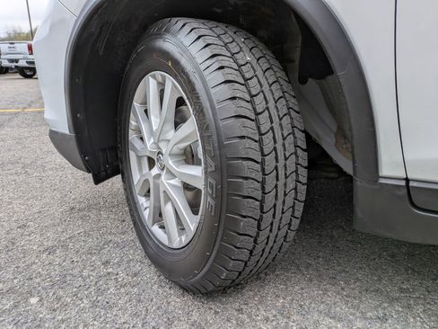 Used 2017 Nissan Rogue SV AWD/4WD image 36