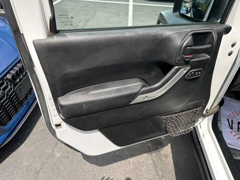 Used 2017 Jeep Wrangler Unlimited Rubicon w/ Connectivity Group AWD/4WD image 27