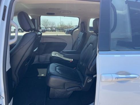 Used 2018 Chrysler Pacifica Touring-L Plus FWD image 23