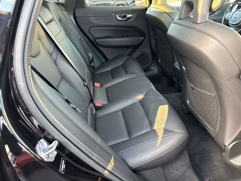 Used 2018 Volvo XC60 T6 Momentum w/ Advanced Package image 11