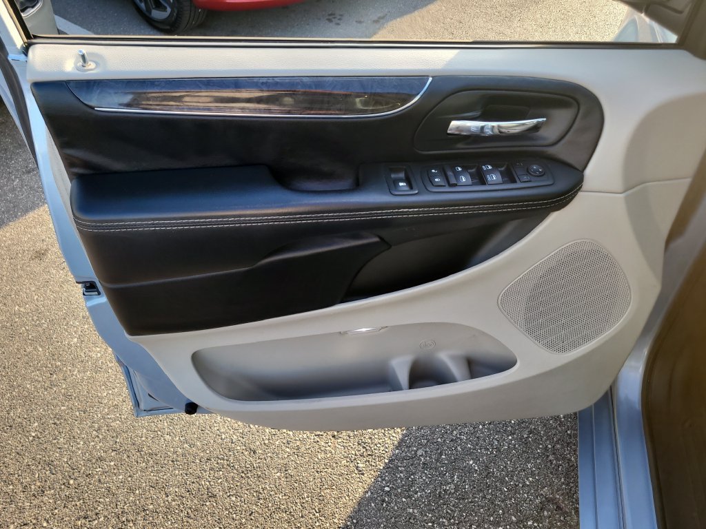 Used 2016 Chrysler Town & Country Touring-L FWD image 17