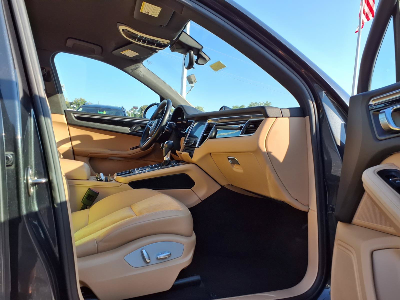 Used 2018 Porsche Macan AWD/4WD image 26