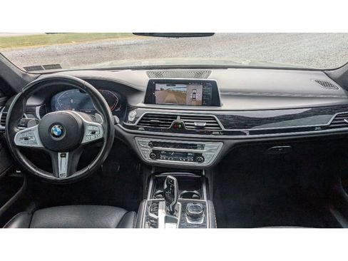 Used 2022 BMW 750i xDrive w/ Executive Package image 32