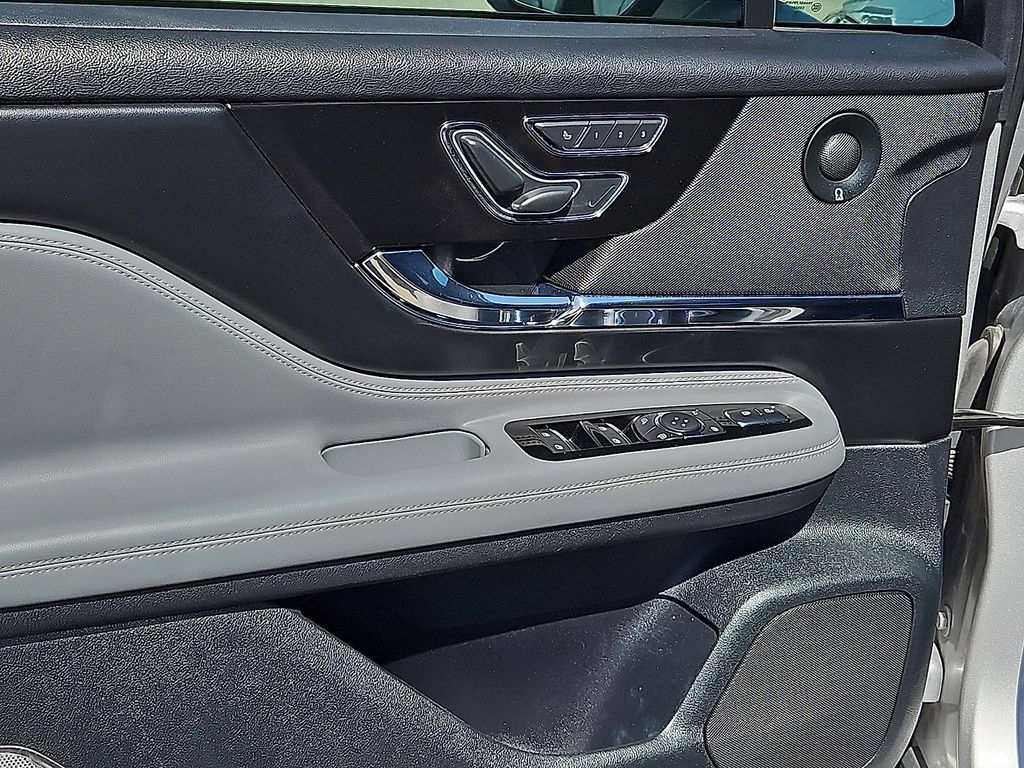 Used 2020 Lincoln Corsair Reserve w/ Appearance Package FWD image 18