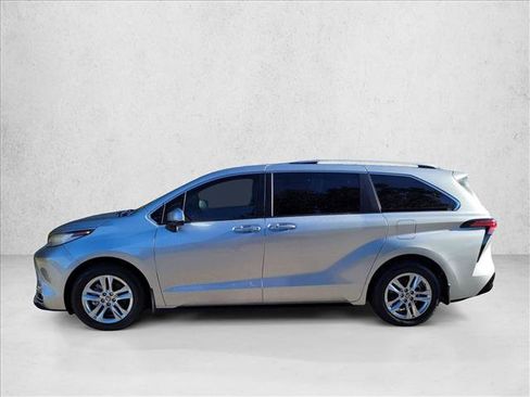 Used 2023 Toyota Sienna Limited image 9