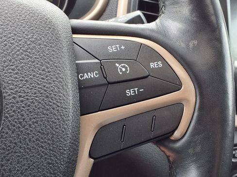 Used 2016 Jeep Cherokee Latitude w/ Comfort/Convenience Group AWD/4WD image 25