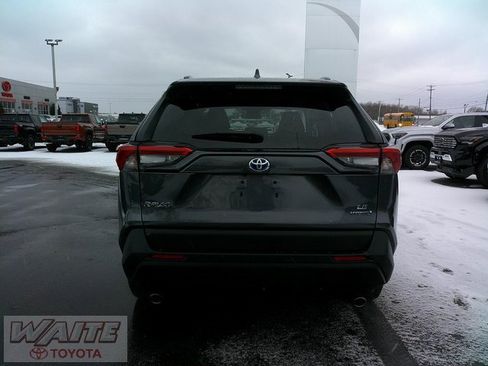 Used 2021 Toyota RAV4 LE image 3