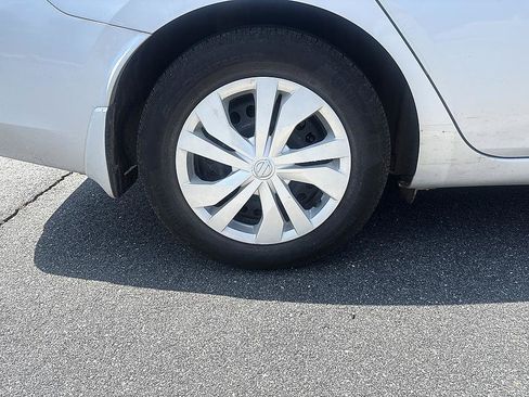 Used 2022 Nissan Versa S FWD image 12