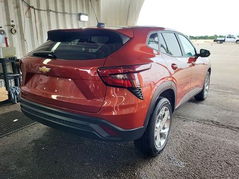 Used 2024 Chevrolet Trax LS w/ LS Convenience Package FWD image 4