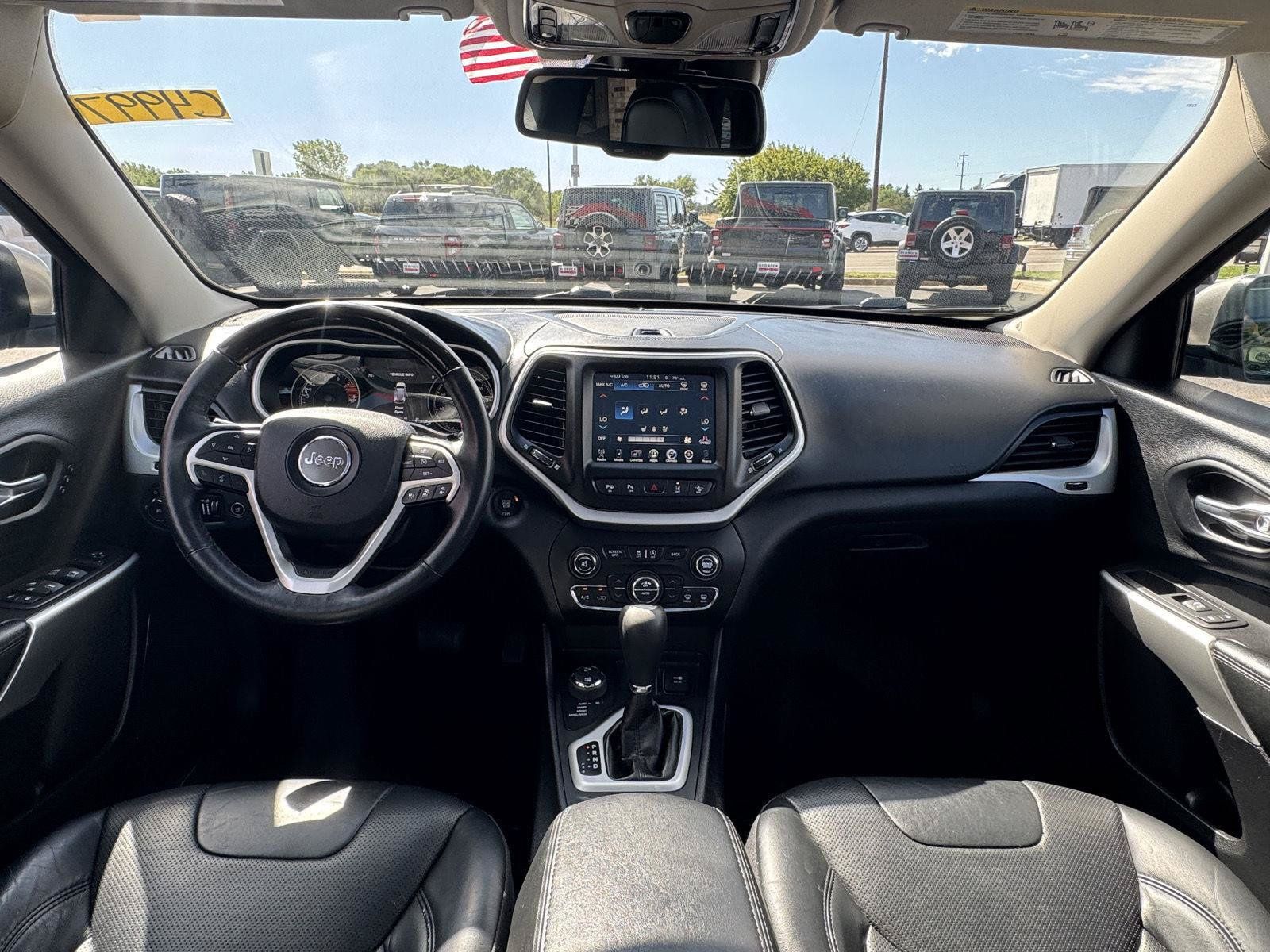 Used 2017 Jeep Cherokee Overland w/ Technology Group AWD/4WD image 28