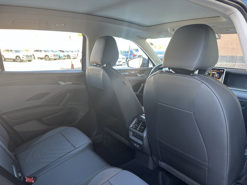 Used 2025 Volkswagen Tiguan SE w/ Panoramic Sunroof Package AWD/4WD image 40