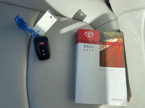 Used 2019 Toyota RAV4 XLE FWD image 29