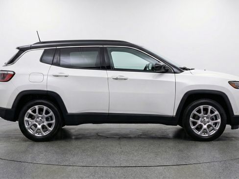 Used 2025 Jeep Compass Limited image 11