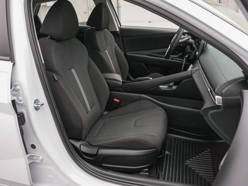 Used 2025 Hyundai Elantra SE FWD image 21