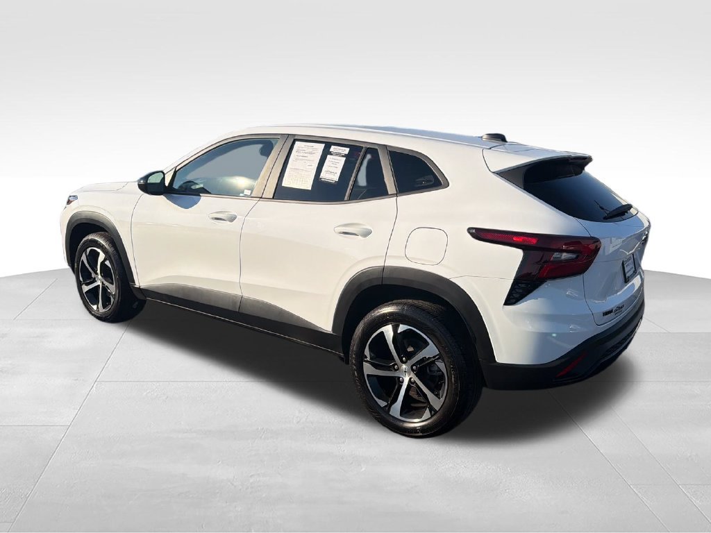 Used 2025 Chevrolet Trax RS w/ Driver Confidence Package FWD image 3
