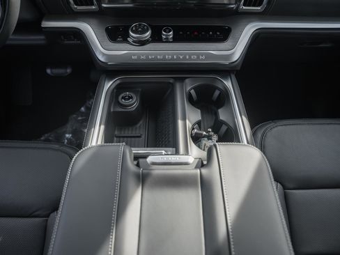 New 2025 Ford Expedition Platinum w/ Driver's Package image 40