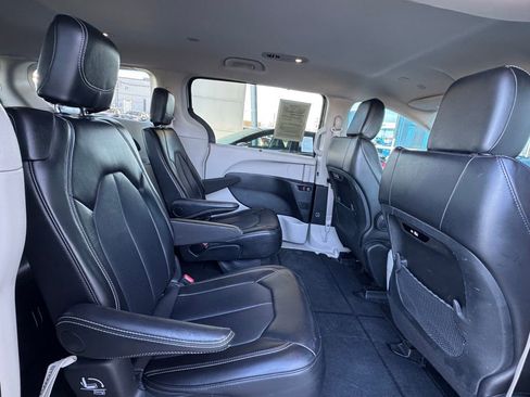 Used 2024 Chrysler Pacifica Touring-L image 24