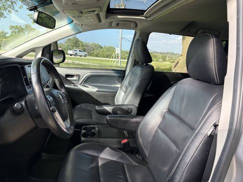 Used 2017 Toyota Sienna SE w/ SE Preferred Package FWD image 13