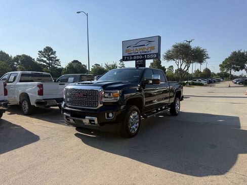 Used 2018 GMC Sierra 2500 Denali w/ Duramax Plus Package AWD/4WD image 3