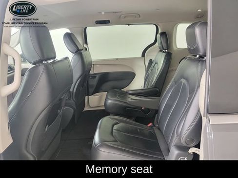 Used 2022 Chrysler Pacifica Touring-L FWD image 16