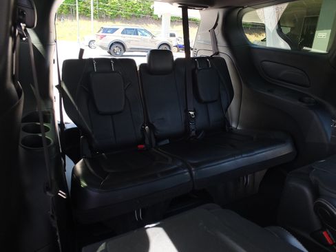 Used 2024 Chrysler Pacifica Limited FWD image 16
