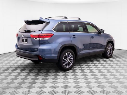 Used 2019 Toyota Highlander XLE FWD image 5