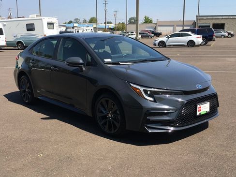 Used 2025 Toyota Corolla SE AWD/4WD image 10