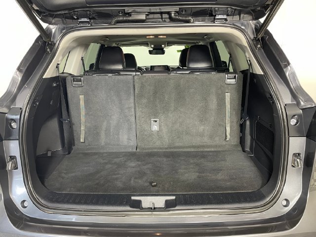 Used 2020 Toyota Highlander XLE AWD/4WD image 17