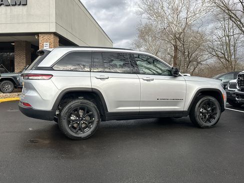 New 2026 Jeep Grand Cherokee Altitude image 19