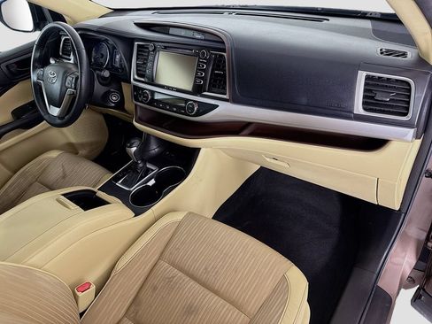Used 2018 Toyota Highlander Plus FWD image 17