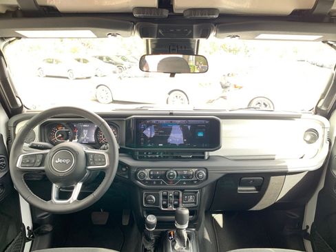 Used 2025 Jeep Wrangler Sahara image 32