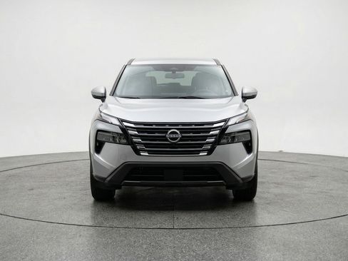 Used 2025 Nissan Rogue SV image 2