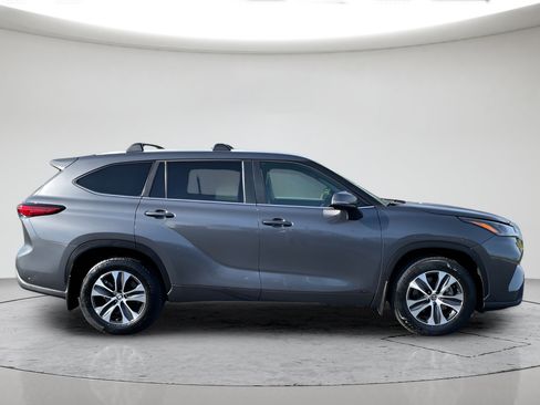 Used 2023 Toyota Highlander XLE AWD/4WD image 2