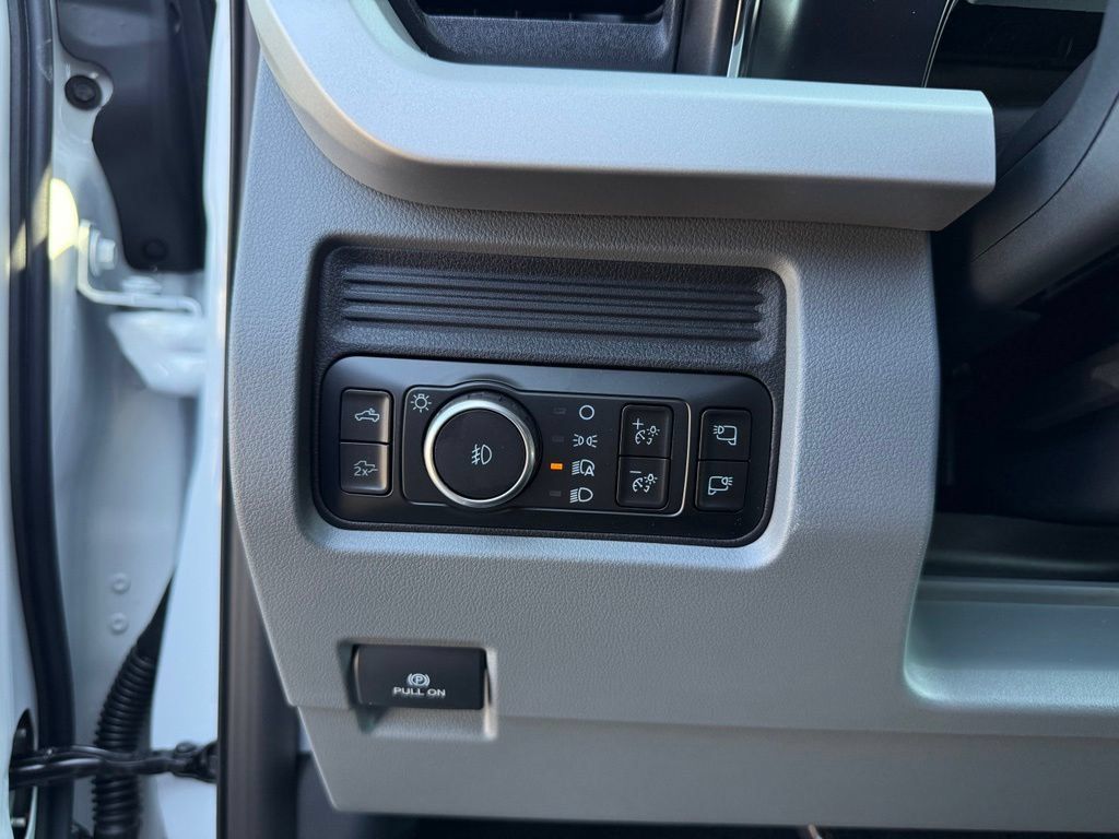 New 2027 Ford F250 XLT w/ XLT Premium Package AWD/4WD image 7