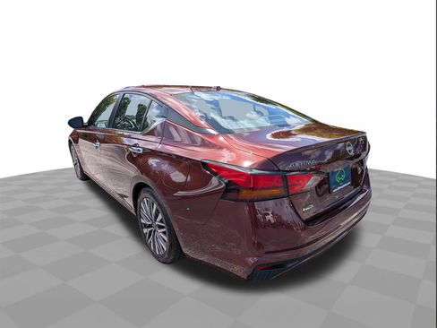 Used 2024 Nissan Altima 2.5 SV FWD image 6