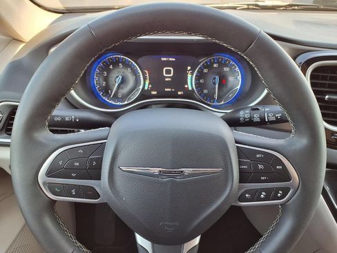 Used 2024 Chrysler Pacifica Touring-L FWD image 12