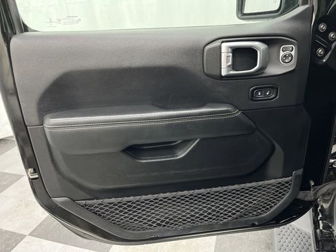 Used 2020 Jeep Wrangler Unlimited Sahara image 25