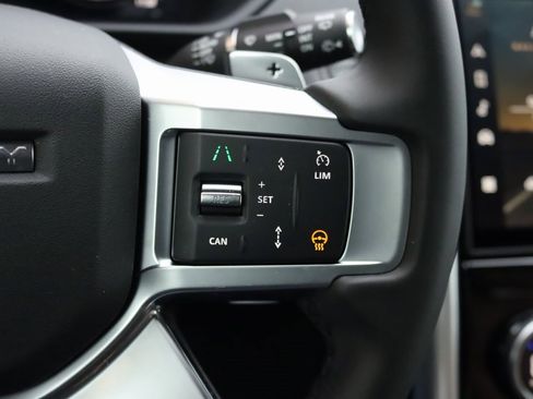 Used 2025 Land Rover Discovery Dynamic SE image 19